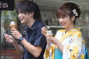 中島健人、浴衣姿の松本穂香とデート 『桜のような僕の恋人』場面写真公開