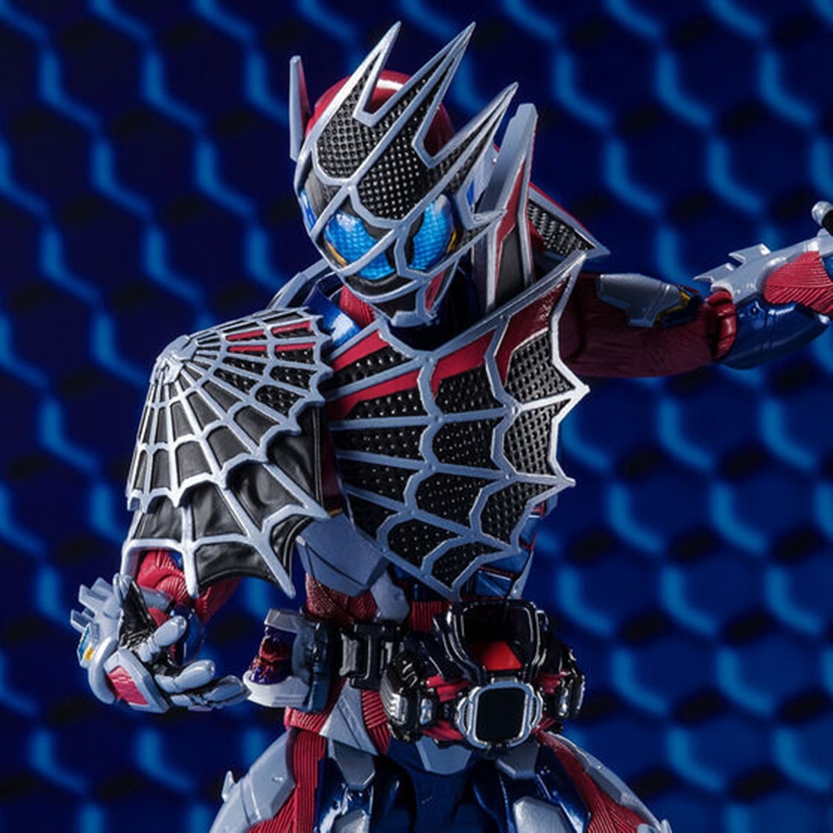 仮面ライダーリバイス』仮面ライダーデモンズが立体化、複眼をクリアパーツで再現 | マイナビニュース