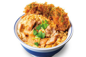 【715円】で「親子丼」と「タレカツ」を満喫できる合い盛り丼、登場