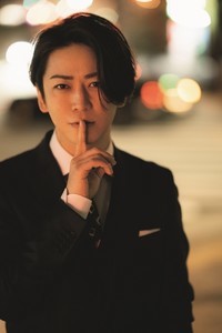 亀梨和也、“秘密のオフィスラブ”熱演! 浴衣がはだけるシーンで美背中披露