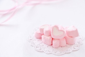 2023年のホワイトデーはいつ? お返しのお菓子の意味一覧も紹介