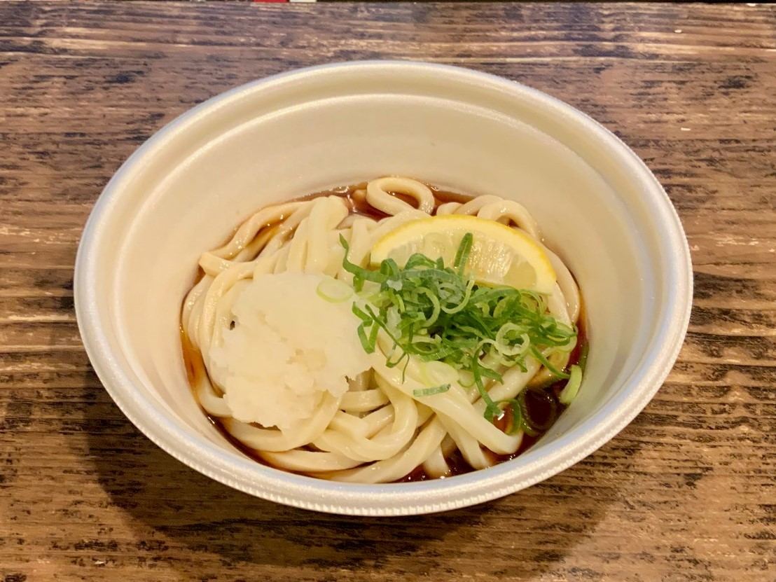 「おろしぶっかけ(冷)」の小(340円、306kcal) ※テイクアウトはうどん1杯につき容器代を別途30円