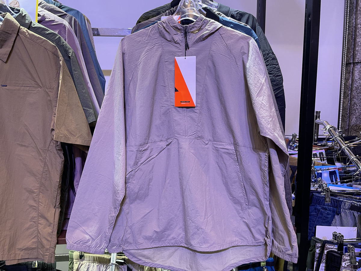 「リペアテック 超軽量 アノラック」(1,500円)