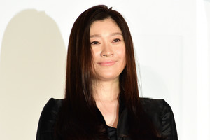 篠原涼子、大胆スリット美脚で魅了　表情を絶賛され「もう1回やり直したいと…」