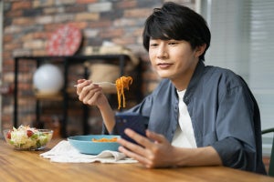 食事中にスマホ、10代～30代の6割 - NTTドコモ調査