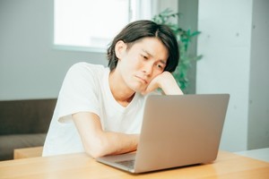 「仕事がつまらない」と感じる理由は? 原因や仕事を楽しむコツも解説