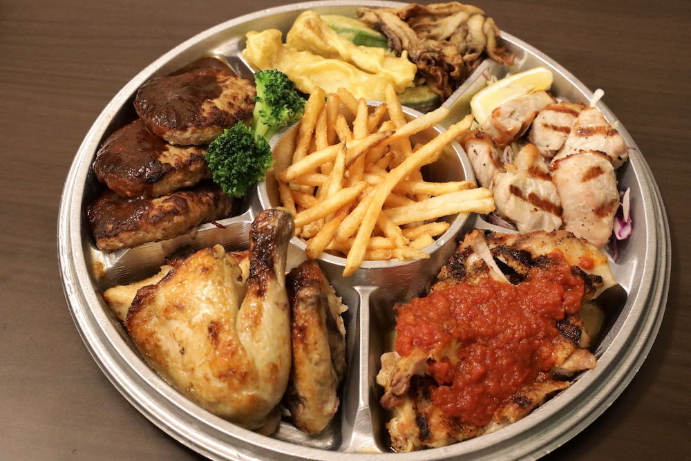 骨付きローストチキンを使った4種のグリルプレート