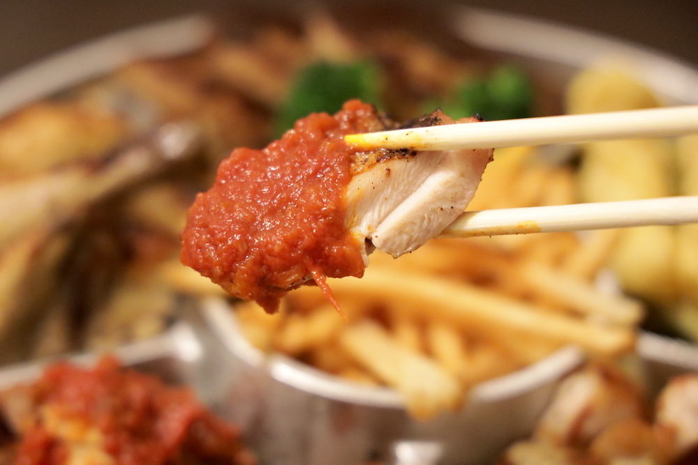 ガッツリ肉と肉と肉と肉で構成される「骨付きローストチキンを使った4種のグリルプレート」