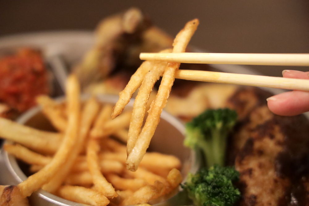ガッツリ肉と肉と肉と肉で構成される「骨付きローストチキンを使った4種のグリルプレート」