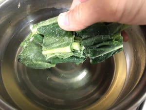 【茹で不要】欲しい時に必要なだけ!「小松菜」冷凍保存テクが話題に - 自然解凍でおひたしに、そのまま味噌汁や炒め物にも