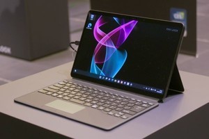 富士通、往年の名機「LOOX」を継ぐ599gの13.3型2in1タブレット