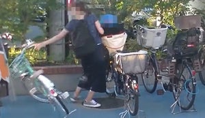 【危ない!】幼児乗せ自転車、駐輪時の転倒事故を防ぐ3つのポイントとは? 消費者庁がTwitterで注意喚起