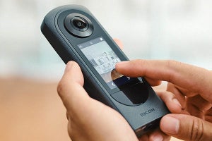 リコー、360度カメラ新製品「THETA X」　初のカラー液晶搭載、実売11万円