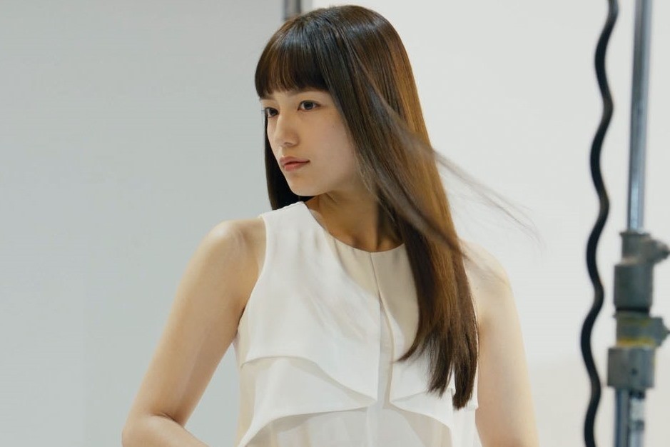 川口春奈、女神のような白ワンピースで魅了 幻想世界でクジラに