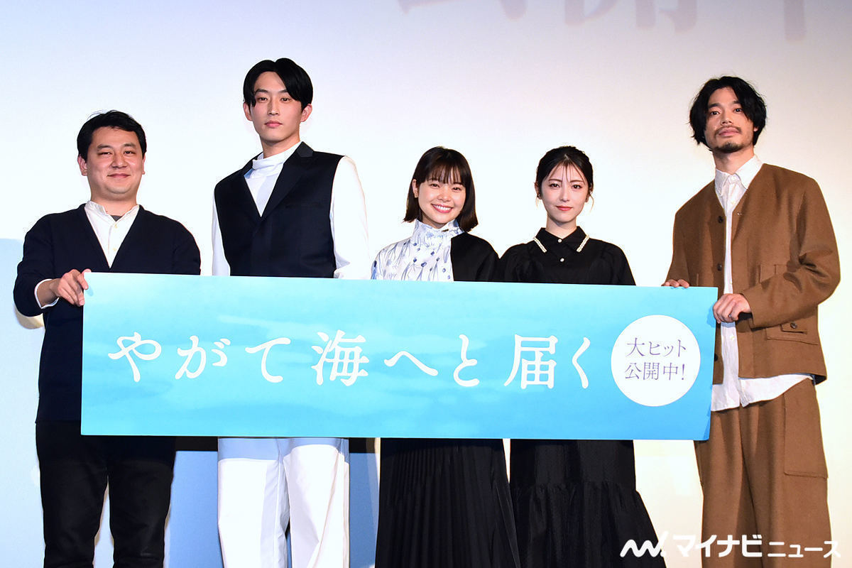 左から中川龍太郎監督、杉野遥亮、岸井ゆきの、浜辺美波、中崎敏