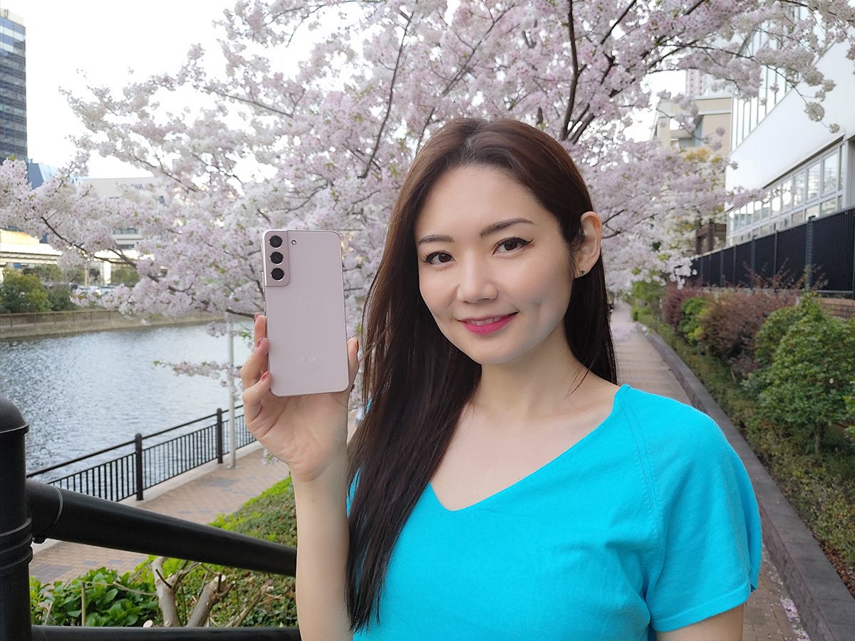 Galaxy S22レビュー - 女性の手でも楽に持てる、ピンクのボディーが愛らしい！ | マイナビニュース