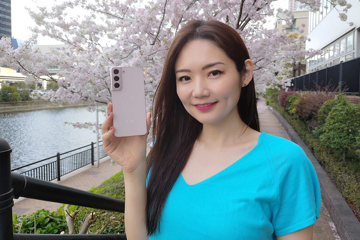 Galaxy S22レビュー - 女性の手でも楽に持てる、ピンクのボディーが