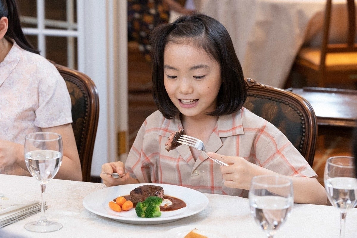 ちむどんどん 第5回 レストランで食事する比嘉家 食いしん坊の暢子は マイナビニュース