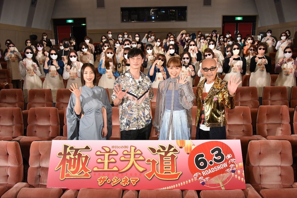 左からMEGUMI、玉木宏、川口春奈、竹中直人
