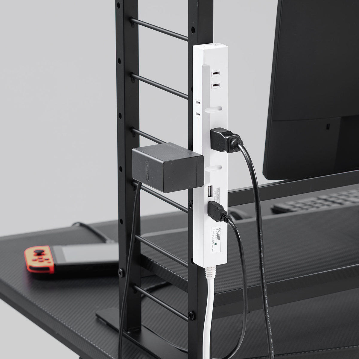 フレームは金属製のため、電源タップなどをマグネットで固定できる