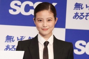 今田美桜、スーツ姿で“部長”に就任「出世ですね!」