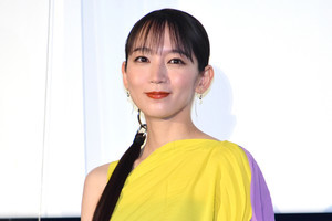 吉岡里帆、右肩露出＆穴空きスカートで美脚チラリ　色気アップの秘訣を伝授