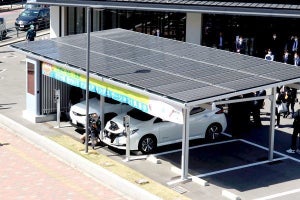 ゼロカーボン・ドライブの一手、太陽光電力だけで運用する「完全自立型EVシェアリングステーション」