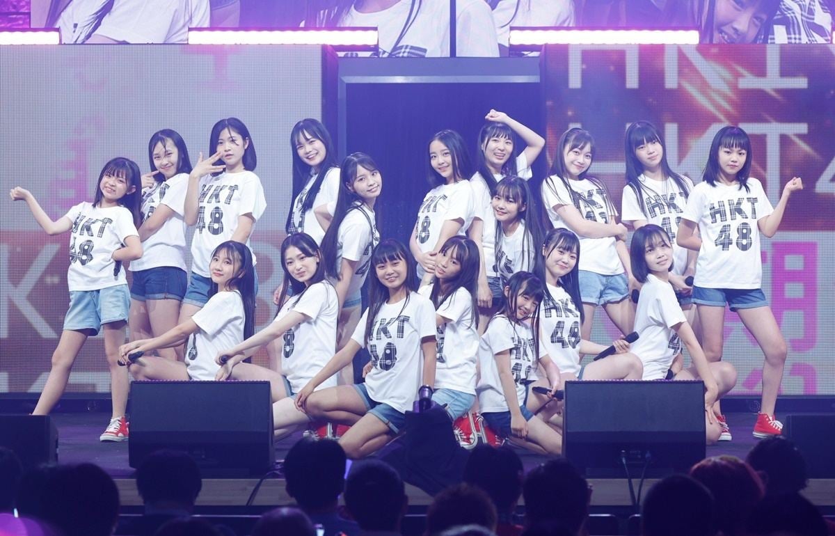 HKT48、6期生18人お披露目! 初々しく2曲パフォーマンス【全員