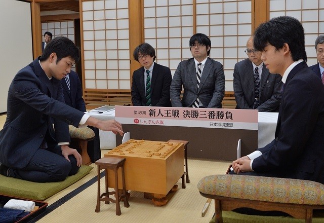 第１局では難しい戦いを制した藤井叡王（右）（写真は第49期新人王戦決勝三番勝負第２局のもの 提供：池田将之）