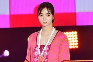 新川優愛、深スリットから美脚チラリ　ピンクの華やかワンピでランウェイ