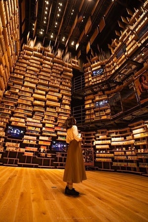 【絶景】天高くそびえ立つ本棚 - 本に囲まれた夢の空間に「行ってみてぇぇぇぇぇｪｪｪｪ」「こんなところがあるなんて・・」「素敵です!」と大反響