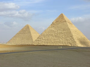 金字塔の意味とは? 語源や「金字塔を打ち立てる」などの使い方、例文も解説