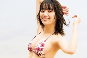 浅川梨奈、爽やかビキニや“自身最大露出”の脱ぎっぷりとなる妖艶カットに挑戦