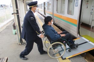 JR東海、飯田線の一部対象駅で車いす利用者の列車乗降手伝いを試行