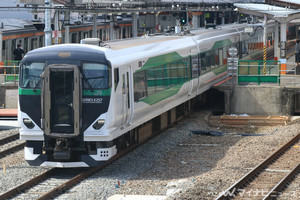 JR東日本E257系の特急「谷川岳山開き」深夜に上野駅発車、土合駅へ