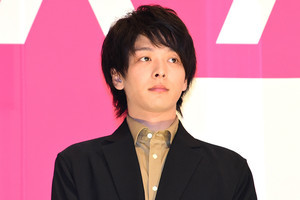 中村倫也、風呂上がりの“ズルボディ”披露で柄本佑が絶賛!? バキバキでない「説得力」