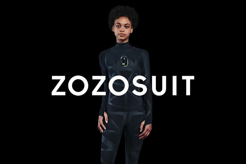 3D計測用ボディースーツ「ZOZOSUIT」がサービス終了。画像はサービス発表当初のセンサー内蔵モデルで、後にマーカーを印刷し、ドット柄へと仕様変更した