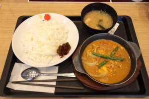 【最速レビュー】松屋史上最強の可能性も浮上!? 蟹と卵の「プーパッポンカレー」を初日に食べてきた!