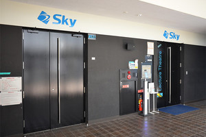 Ｓｋｙ、東京工業大学との連携を強化 - 大岡山キャンパス内施設に「Sky Lecture Theatre」の謝意ネーミングプレートを設置