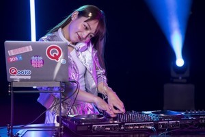 川口春奈、シルバー衣装で“初”DJプレイ披露「これは沼にハマりそう」