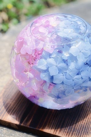 【うっとり】奈良のお寺にある”紫陽花ガラスボール”が素敵すぎる! –「なんと美しい球体」「涼やかで可愛い」「癒される」と話題に