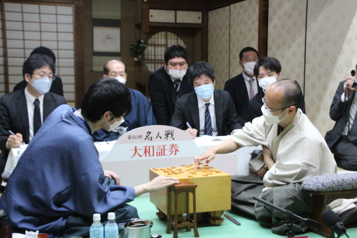 名人戦３連覇まであと１勝となった渡辺名人（右）（写真は第４局のもの 提供：日本将棋連盟）