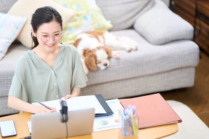 8割の飼い主が「在宅勤務で愛犬の様子に変化あり」と回答 - どんな変化?