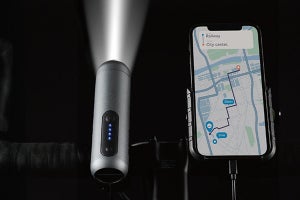エレコム、点灯しながらスマートフォンを充電できる自転車用LEDライト