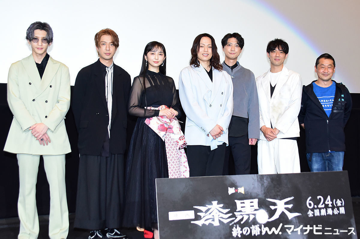 左から梅津瑞樹、松本寛也、小宮有紗、荒木宏文、小澤雄太、鈴木裕樹、坂本浩一監督