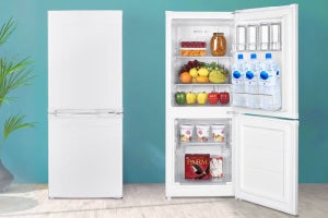 スリムタイプで、省スペースなキッチンに置けるファン式2ドア冷凍冷蔵庫 