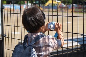 【尊い】子どもにキッズカメラを預けたら……予想外の使い方に「何それ可愛いwww」「教えてあげたいようなそのままにしたいような」とTwitter民ほっこり