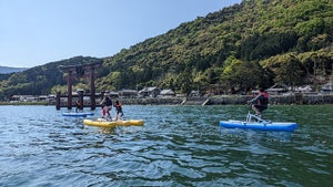 透明度が高い琵琶湖の上をす～いすい！　水に濡れない水上サイクリングで琵琶湖のパワースポット巡り