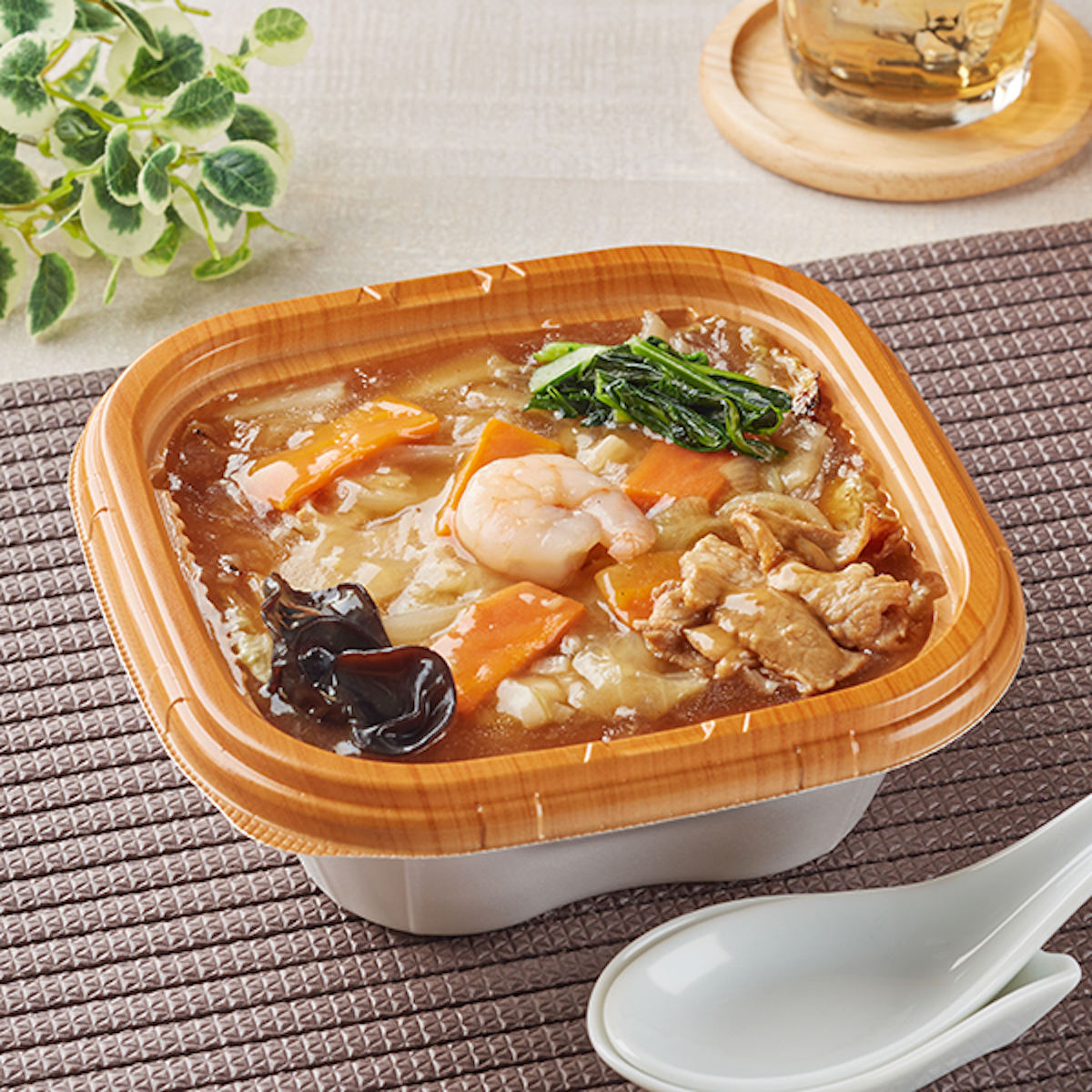 「1/3日分の野菜が摂れる特製中華丼」(530円)