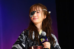 松本まりか、眼帯＋黒浴衣で登場! “お岩さん”のままトーク「どっちでいけばいいのか…」
